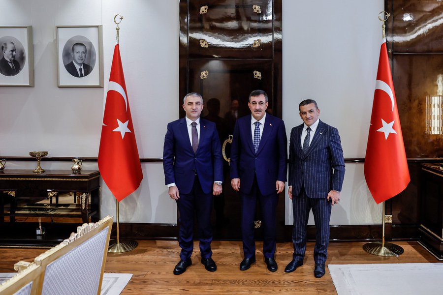 İnşaat Müteahhitleri Konfederasyonu (İMKON) temsilen Cumhurbaşkanı Yardımcımız sayın Cevdet YILMAZ’ı makamında ziyaret  ettik.